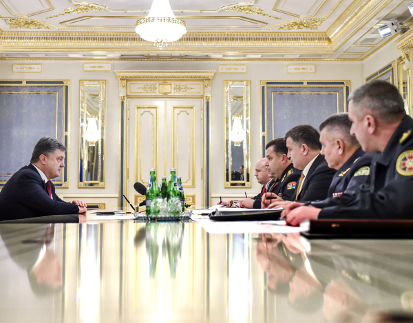 Президент Украины Петр Порошенко (слева) проводит совещание с руководителями силовых ведомств