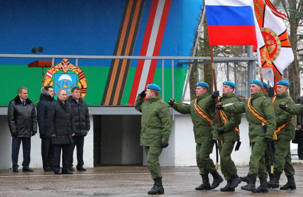 Владимир Путин во время посещения 104-го гвардейского десантно-штурмового полка 1 марта 2013 года