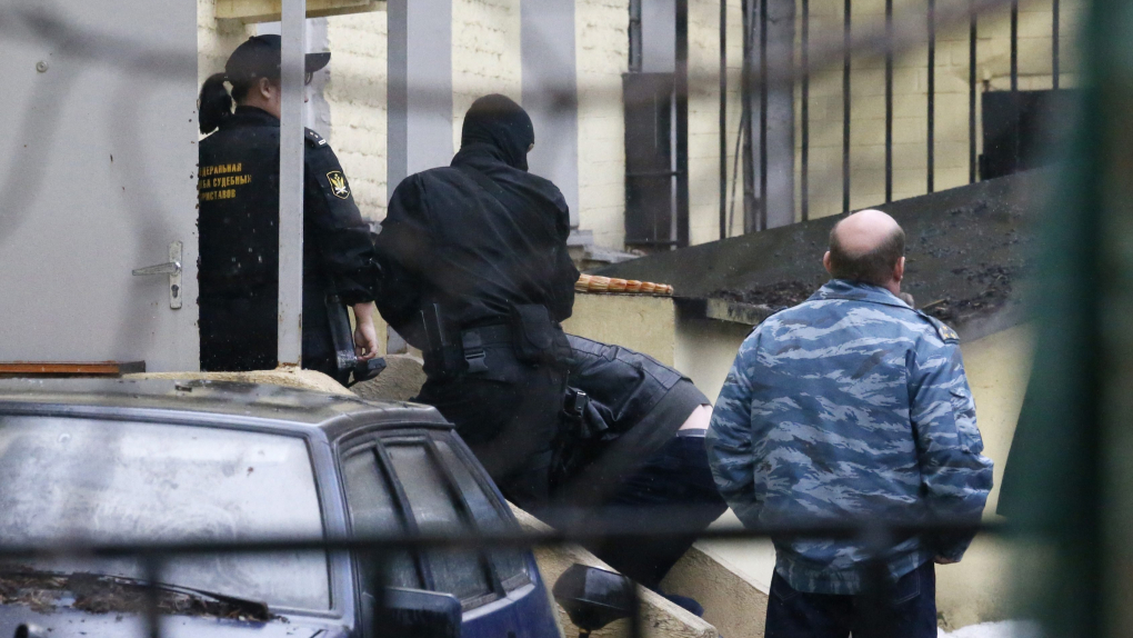 8 марта, подозреваемых в убийстве Бориса Немцова доставили в Басманный суд Москвы