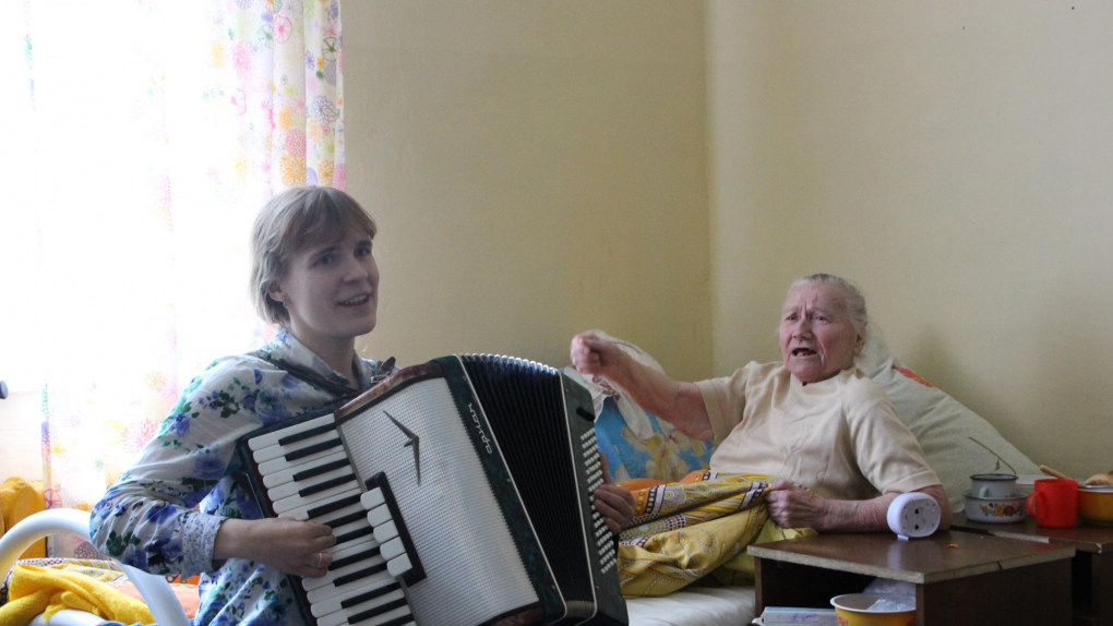 Елизавета Олескина: Все, кто хотя бы один раз съездит к бабушкам, понимают, насколько это нужно и здорово! | Программы | ОТР - Общественное Телевидение России Фото со страницы Лизы Олескиной в Facebook