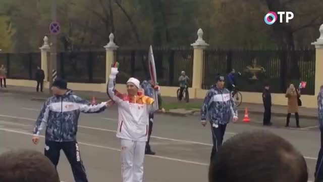 То потухнет, то погаснет. За два дня в Москве олимпийский огонь потух 4 раза | Кино | ОТР - Общественное Телевидение России