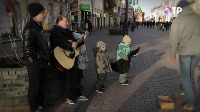 С песней по нищенской жизни. В Нижнем Новгороде мама с десятью детьми зарабатывают на еду уличными концертами | Кино | ОТР - Общественное Телевидение России