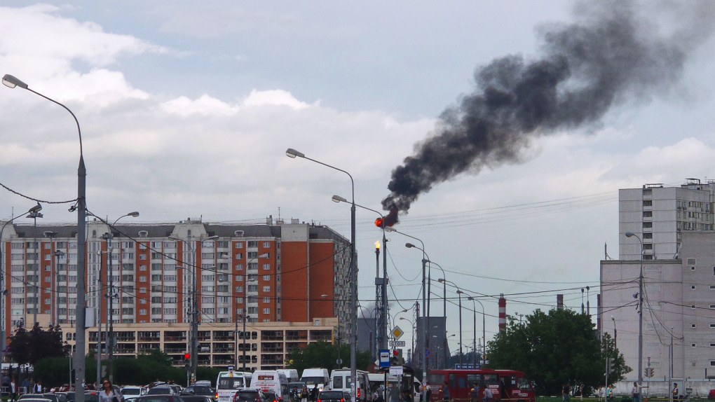 Нефть и экология, приемные дети, переезд в другие города, российские безалкогольные напитки | Программы | ОТР - Общественное Телевидение России Вид на Московский нефтеперерабатывающий завод (МНПЗ)