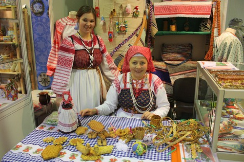 Зимняя сказка. В Москве прошла выставка народных промыслов - почти утраченных и всемирно известных | Программы | ОТР - Общественное Телевидение России