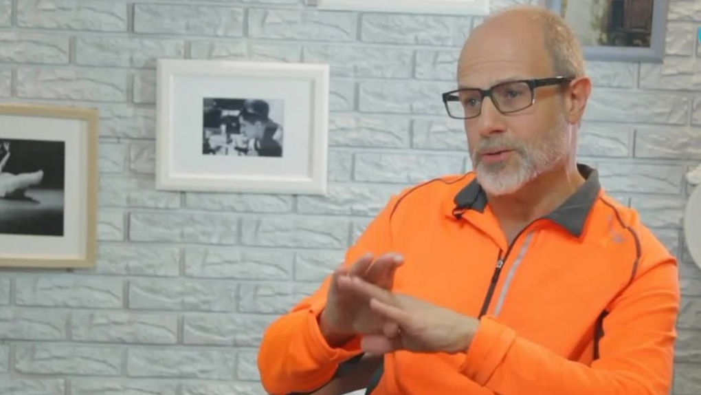 Дмитрий Гутов: Чтобы нормально жить, мне достаточно продавать в год три работы, на каждую из которых я потратил, допустим, 30 минут | Программы | ОТР - Общественное Телевидение России