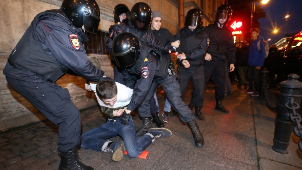 Социальный протест - 2017. Реальные цифры: платежи за услуги ЖКХ. Писатель Игорь Волгин – о современной интеллигенции | Программы | ОТР - Общественное Телевидение России Несанкционированная акция в поддержку А. Навального в Санкт-Петербурге. Октябрь, 2017 г.
