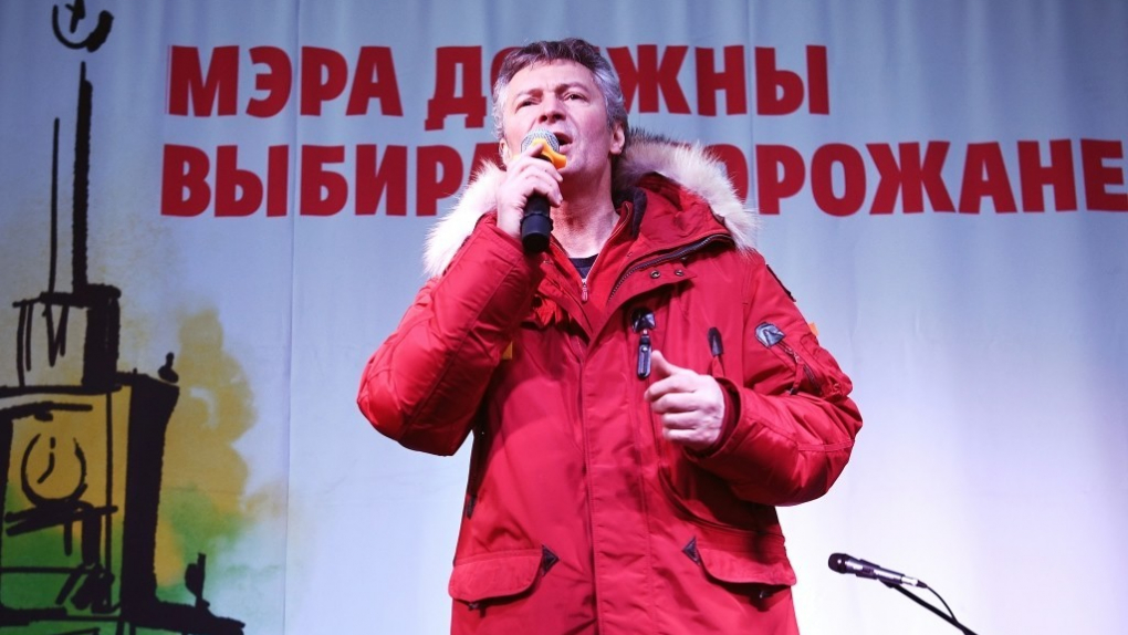 Проблемы власти на местах. Ограничение продажи алкоголя. Ученые против ЕГЭ. Профессия – пожарный. Темы дня с Сергеем Лесковым | Программы | ОТР - Общественное Телевидение России Мэр Екатеринбурга Евгений Ройзман во время митинга против отмены прямых выборов главы города. 2 апреля 2018 г.