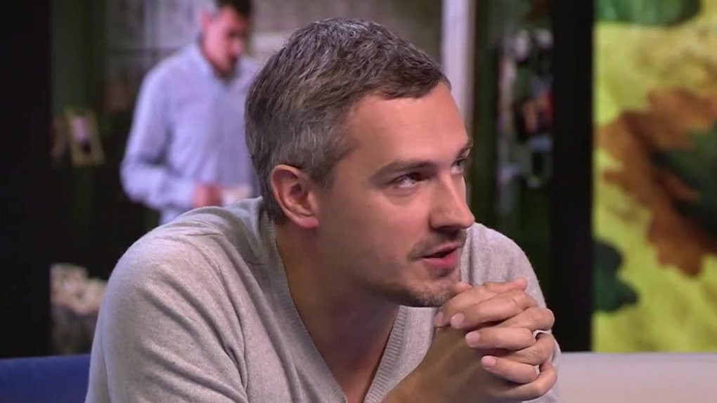Павел Савинков: Мне сейчас хочется сыграть какого-то потрепанного забулдыгу. Эдакий Брюс Уиллис времен «Крепкого орешка» | Программы | ОТР - Общественное Телевидение России