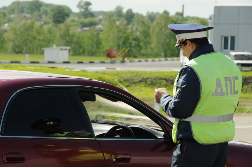 Новгородский водитель предъявил автоинспекторам документы вместе с наркотиком | Новости | ОТР