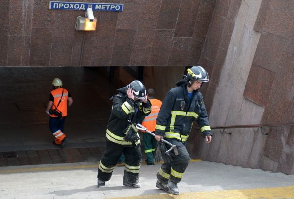 Спасатели извлекли всех пассажиров попавшего в аварию в метро поезда | Новости | ОТР