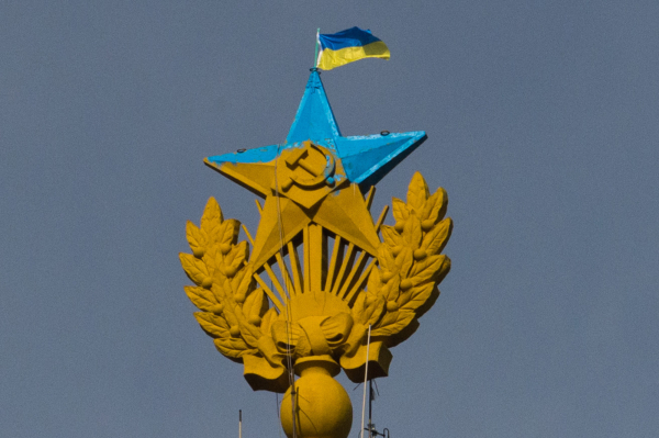 По делу об Раскрашенная звезда и флаг Украины на шпиле высотки на Котельнической набережной в Москве