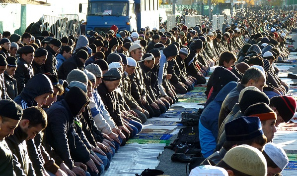 Мусульмане в Москве совершают намаз в честь праздника Курбан-байрам