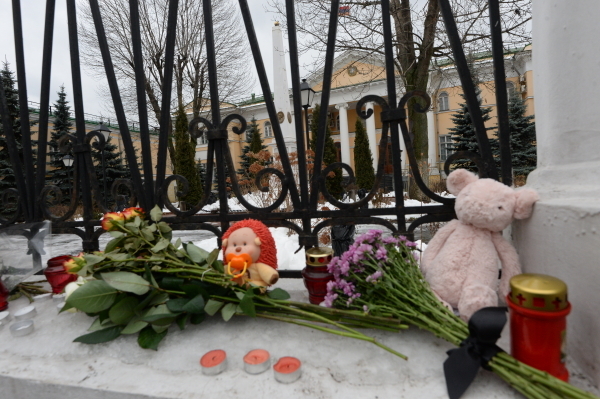 Раненый в Гюмри ребенок скончался в медцентре Еревана | Новости | ОТР Цветы у ограды посольства Армении в Москве, принесенные в связи с трагедией в Гюмри