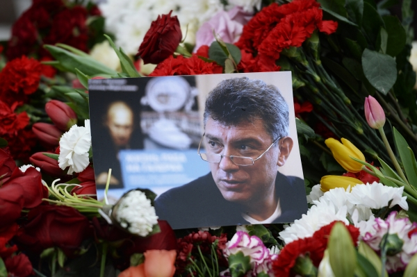 СМИ: Политические оппоненты устроили перепалку рядом с местом гибели Немцова | Новости | ОТР