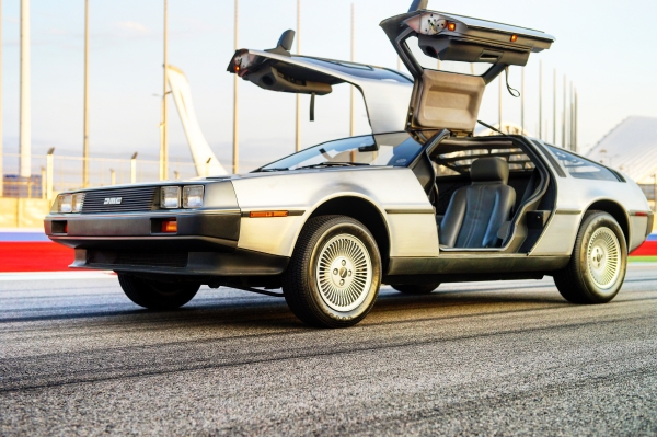 Копия авто из фильма Автомобиль DeLorean DMC-12 на трассе