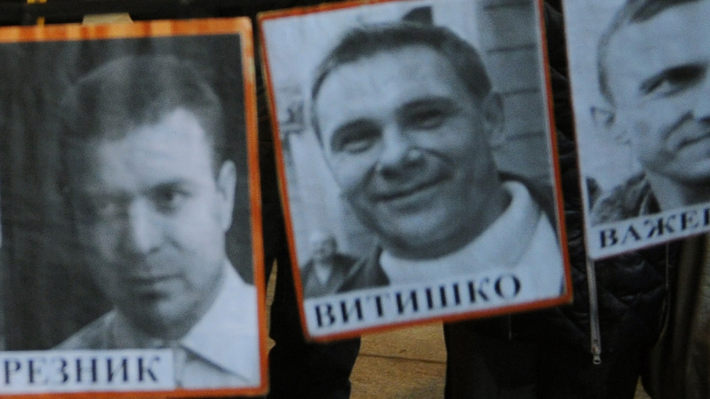 Эколог, испортивший забор на даче экс-главы Кубани, выйдет на свободу по УДО | Новости | ОТР Плакат на митинге