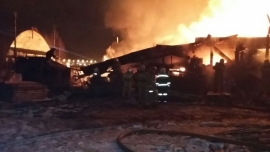 В Екатеринбурге МЧС устанавливает причины крупного пожара в деревообрабатывающем цехе | Новости | ОТР