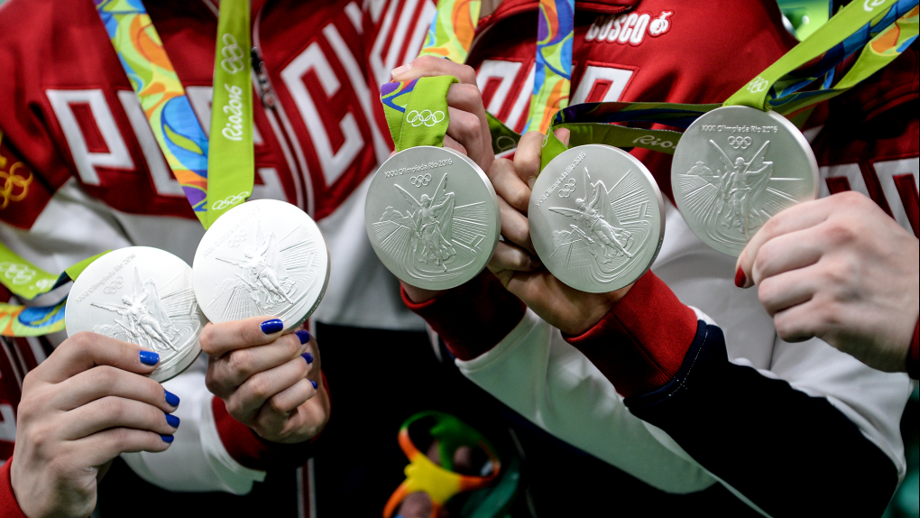 Сколько спортсменов получили медали. Олимпийские медали. Олимпийское золото. Награды Олимпийских игр.