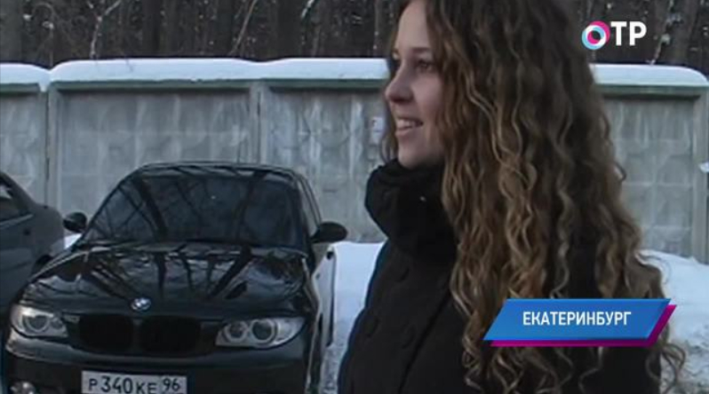 Сильному полу тоже нужна помощь: в Екатеринбурге девушка-волонтер вызволяет автомобилистов из сугробов | Новости | ОТР