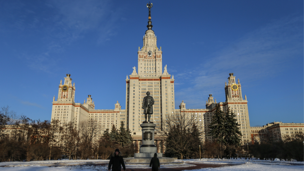 Диссовет мгу. МГУ имени Ломоносова. Здание МГУ. МГУ студенты. Смерть студента МГУ.