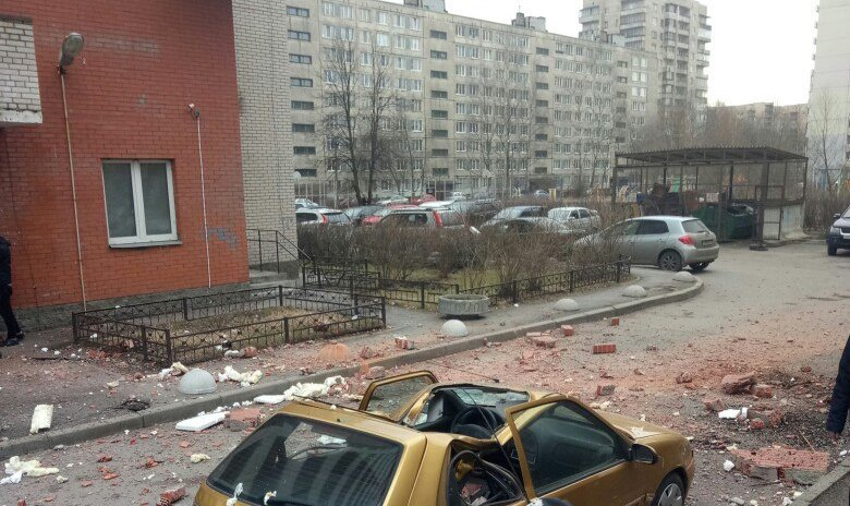 В результате обрушения облицовки из-за взрыва в жилом доме Петербурга никто не пострадал | Новости | ОТР