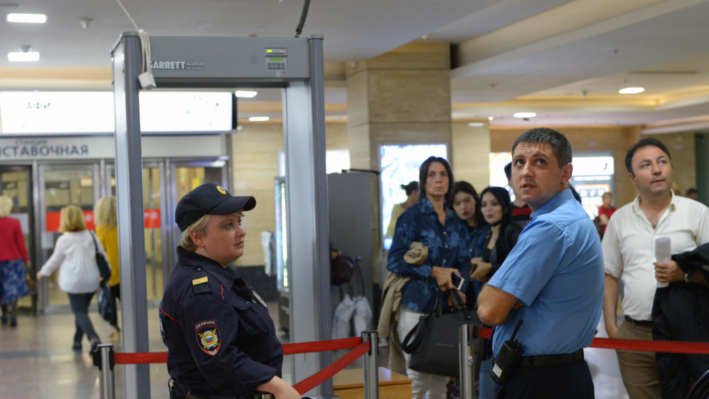 В Петербурге после сообщений о бомбах эвакуировали более десяти торговых центров | Новости | ОТР