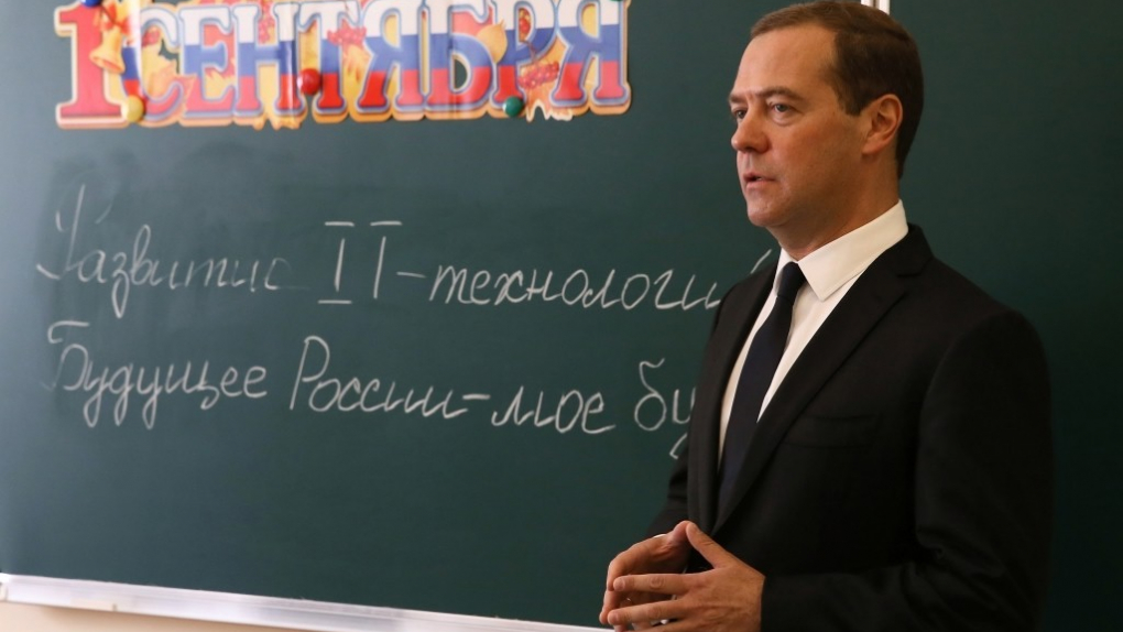 Дмитрий Медведев поздравил российских учителей с праздником | Новости | ОТР