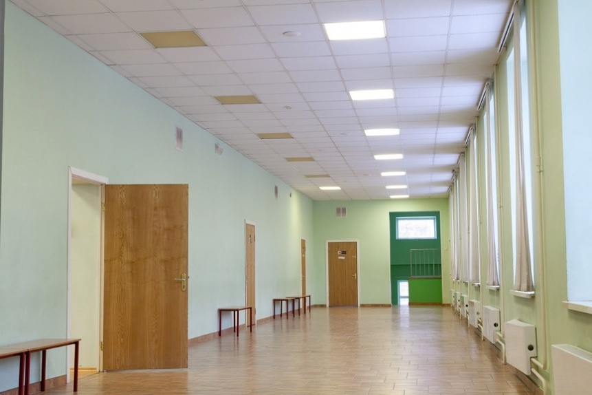 Двери в школу в кабинеты. Коридор школы. Коридор школы Россия. Пустой коридор школы. Пустой школьный коридор.