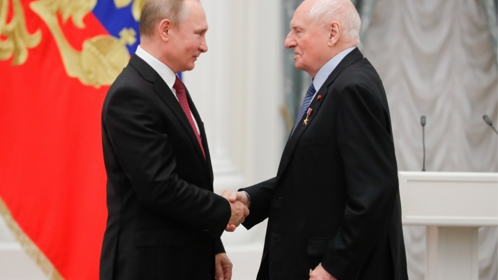 Путин вручил медали