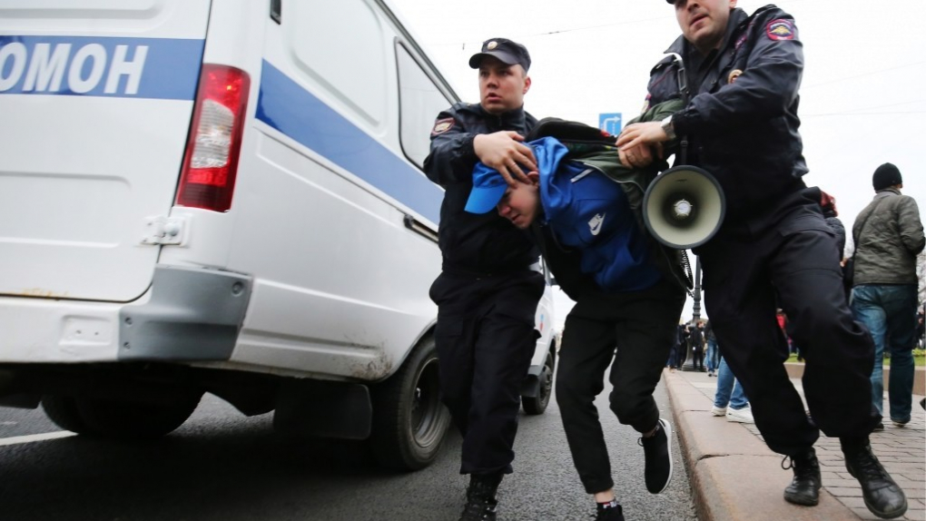 Пацаны новости. Задержание несовершеннолетнего. Полиция арестовала подростка. Полиция задержала подростка.