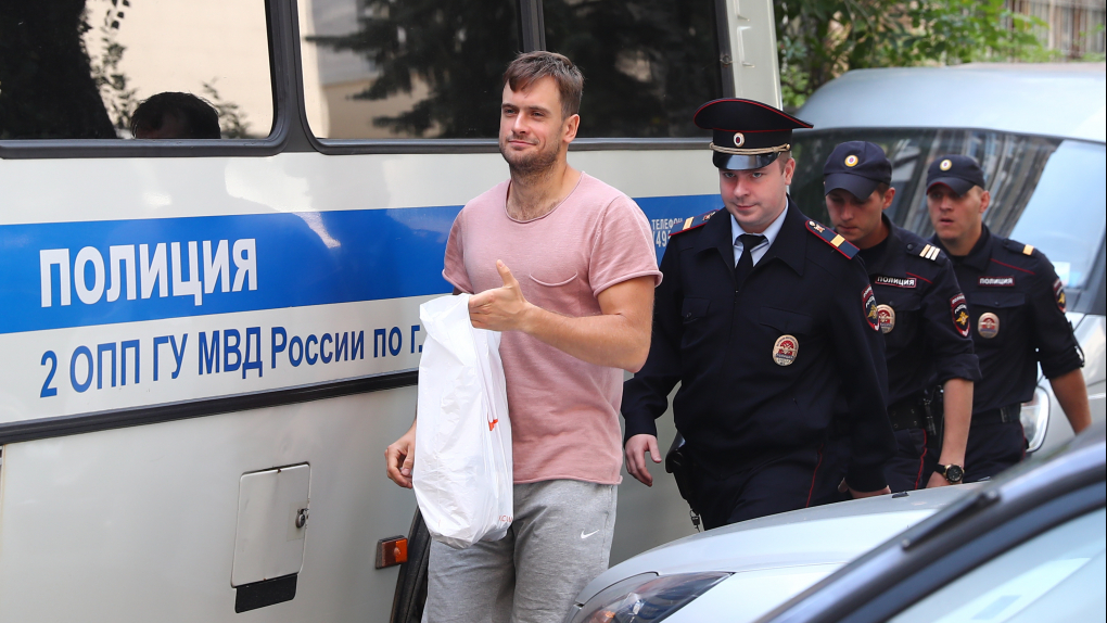 Отбывших 15 суток за акцию в финале ЧМ-2018 участников Pussy Riot задержали на выходе из спецприемников | Новости | ОТР - Общественное Телевидение России
