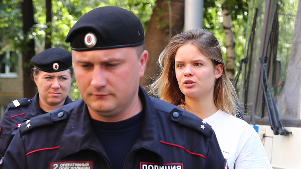 «Pussy Riot» оштрафовали за незаконное ношение полицейской одежды | Новости | ОТР - Общественное Телевидение России Антон Новодережкин/ТАСС