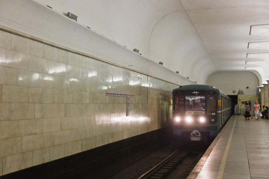 Метро юго западная москва. Юго-Западная (станция метро, Москва). Юго Западная станция метро Сокольническая линия. Метро Юго-Западная 1963. Станция Юго-Западная 2013.