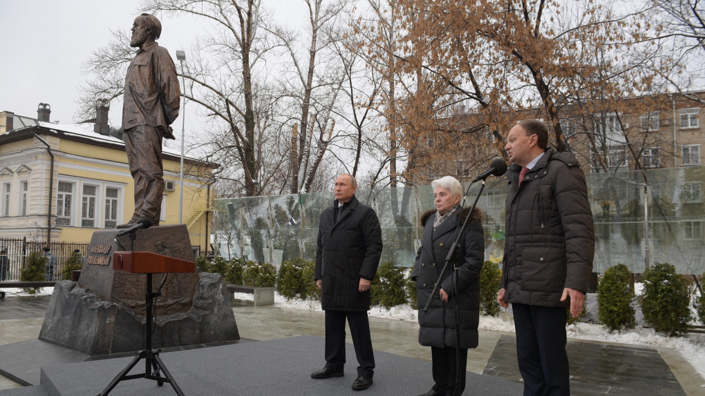 В Москве открыли памятник Солженицыну | Новости | ОТР