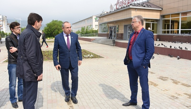 Мэр Магадана запретил кормить голубей на городских площадях | Новости | ОТР