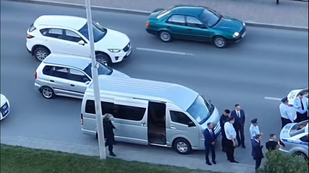 Мужчин, установивших муляж бомбы на пути следования кортежа Путина, оштрафовали | Новости | ОТР
