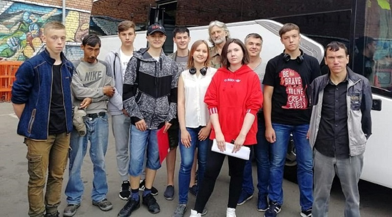 Волонтеры в Иркутской области, второй слева - хакас Серега