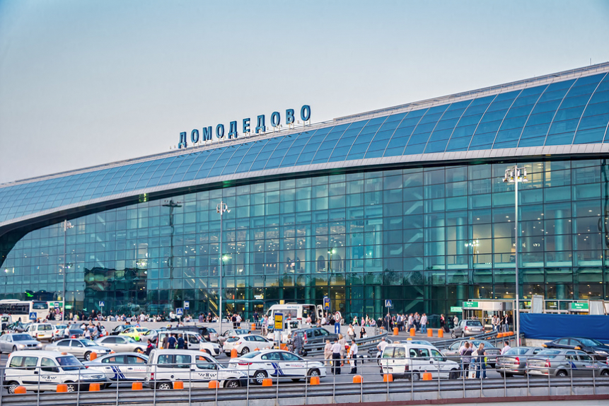 В СК начали проверку после сообщений о сбитых на взлетной полосе в Домодедово фонарях | Новости | ОТР