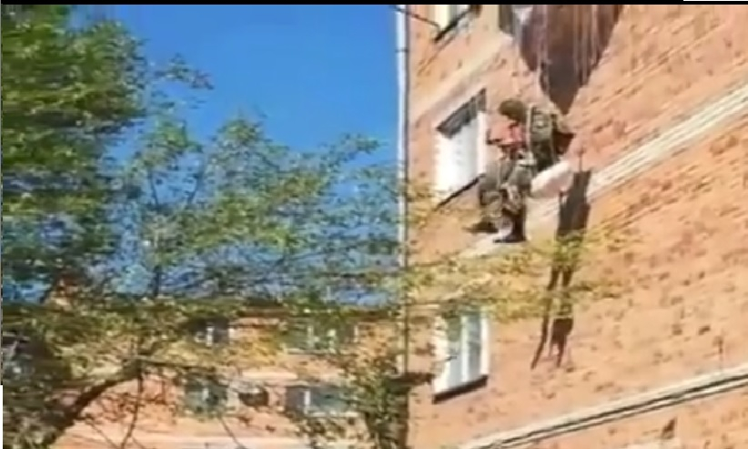 В Уссурийске пожарные сняли парашютиста с крыши дома | Новости | ОТР