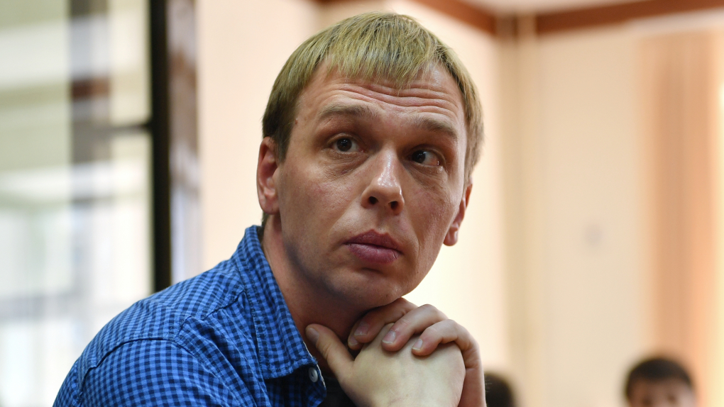 Иван Голунов получил журналистскую премию «Камертон» | Новости | ОТР