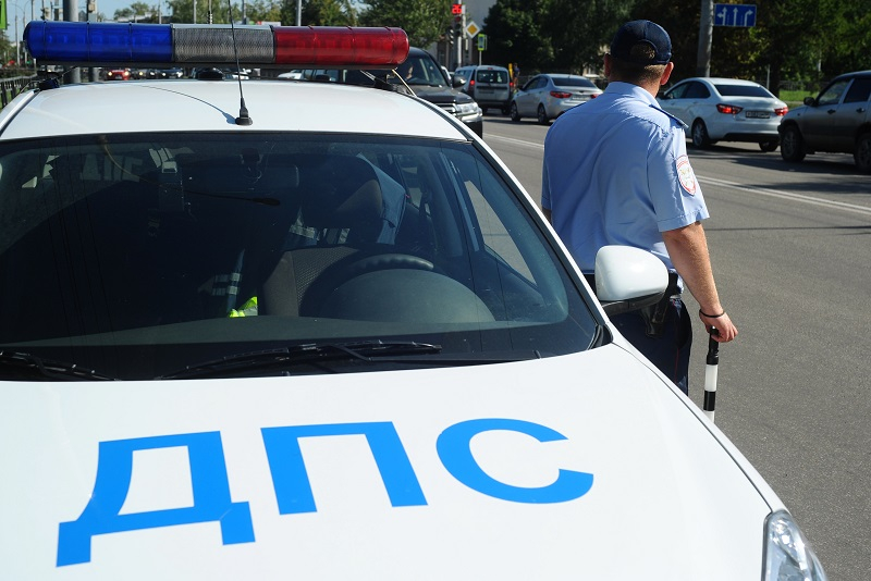 Водитель в Петербурге наехал на инспектора ДПС за замечание о парковке | Новости | ОТР