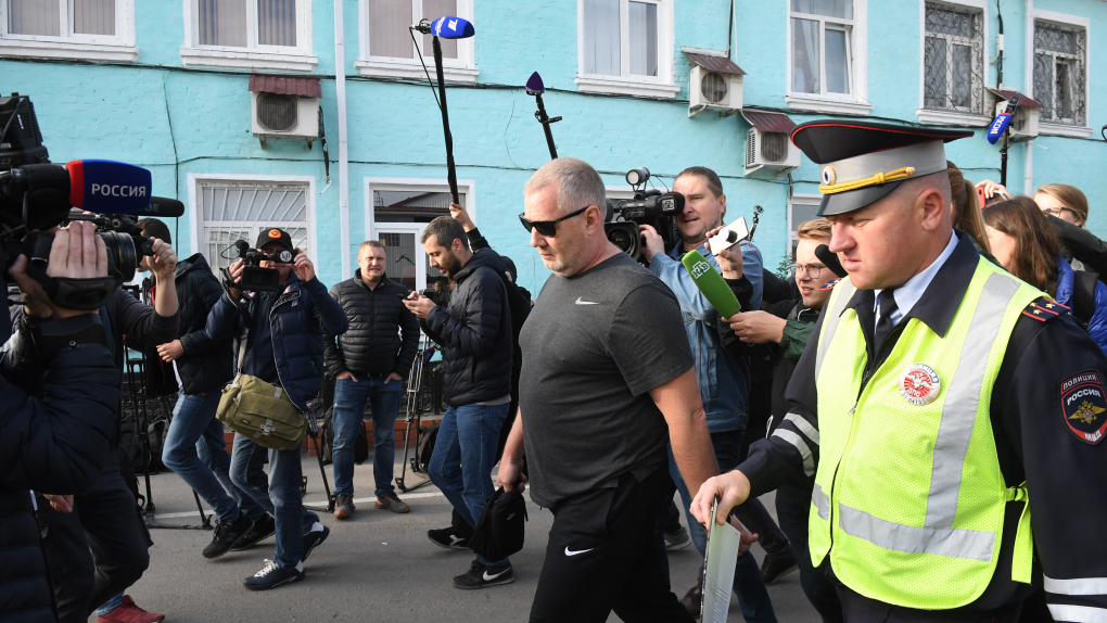 Автомобиль наехал на корреспондента, ждущего возле колонии выхода Кокорина и Мамаева | Новости | ОТР