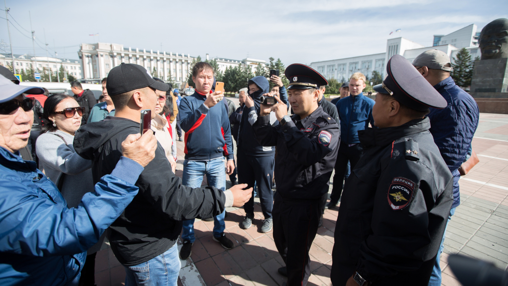 В Улан-Удэ в ходе стихийного протеста против результатов выборов начались задержания демонстрантов | Новости | ОТР