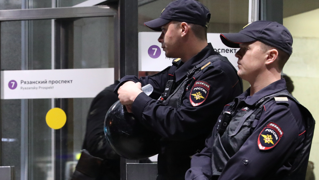 «Ъ»: появилось видео нападения полицейского на коллег в московском метро | Новости | ОТР