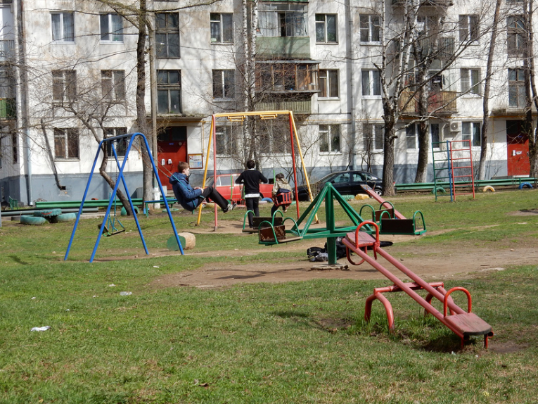 На пенсионерок из Ленобласти, распиливших во дворе качели, написали заявление в полицию | Новости | ОТР