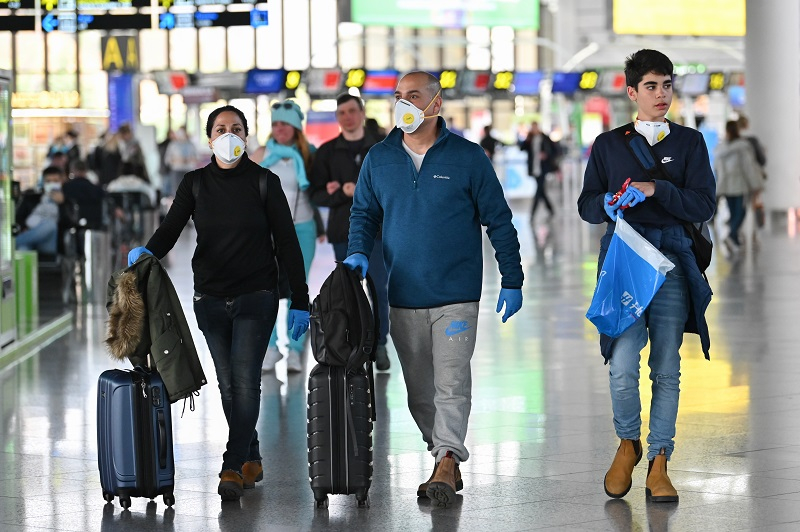 Гражданина который прибыл в рф. Люди в аэропорту. Иностранцы в аэропорту. Люди в масках в аэропорту. Пассажиры в аэропорту.