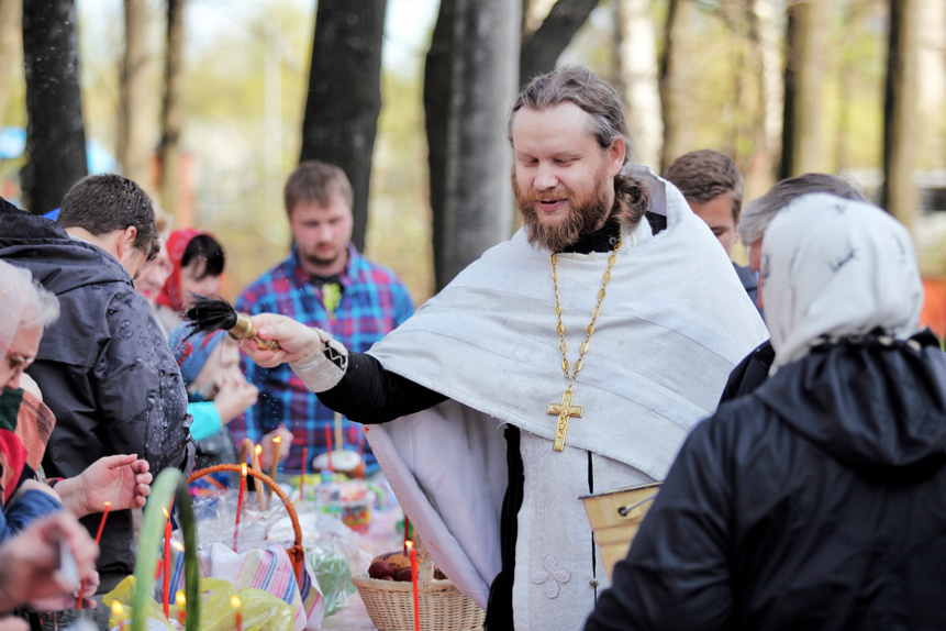 Священник освящает куличи