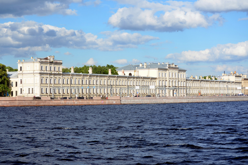 Военно морской госпиталь в санкт петербурге. Военно-морской госпиталь в Санкт-Петербурге им Кирова. Военная медицинская Академия Санкт-Петербург госпиталь. Военно-медицинская Академия Санкт-Петербург набережная. Морской госпиталь Трезини.