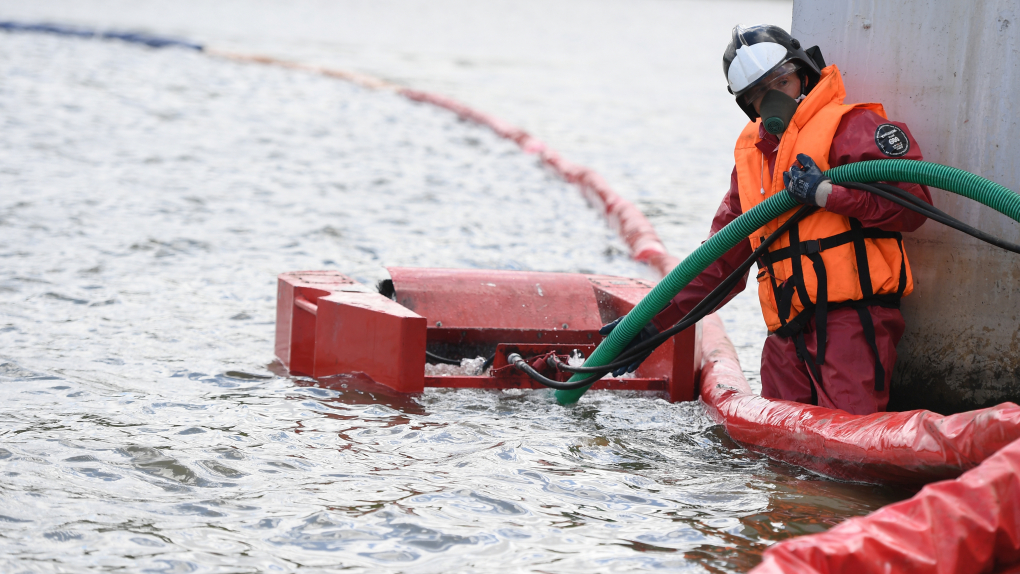 Ликвидация разливов нефти. Разливы нефти Ларн. Ларн на воде. Ликвидация разливов нефти и нефтепродуктов. Ликвидация розлива нефти на воде.