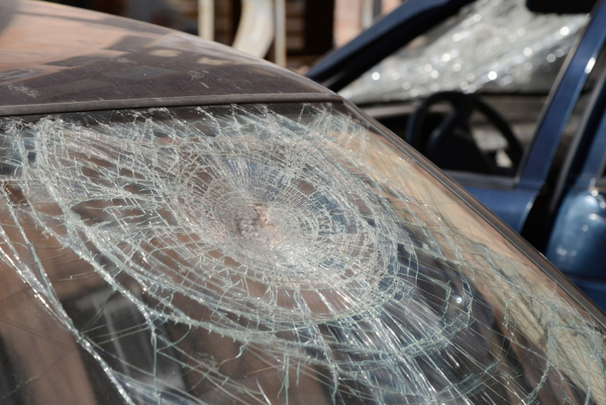 Трещина на лобовом стекле учет. Разбитое лобовое стекло. Разбитое лобовое стекло УАЗ. Машина с разбитым стеклом. Разбили стекло в машине.